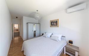 - une chambre blanche avec un grand lit et des draps blancs dans l'établissement 3 Bedroom Lovely Apartment In Marina, à Marina 9 autres photos