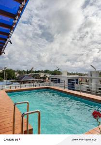 uma piscina no telhado de um prédio em EPM Tower Hotel and Events Place em Sampong