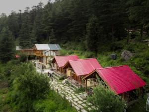 SainjHimalayan Cedar Nest的一组红色屋顶房屋的俯视图