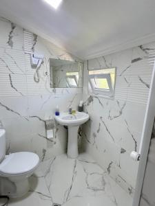 Bilik mandi di Buo's guest house +11 gambar