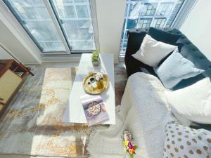 Ruang duduk di INFIVILLA Duplex Penthouse Suites Skyline Lake View Downtown Toronto