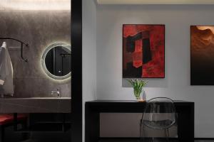 a bathroom with a sink and a mirror at Enji M Hotel-Chongqing Shapingba High-speed Railway Station Three Gorges Square in Chongqing +36 photos