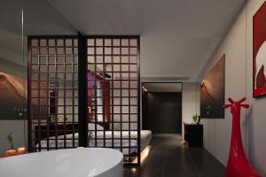 a bathroom with a bath tub in a room at Enji M Hotel-Chongqing Shapingba High-speed Railway Station Three Gorges Square in Chongqing