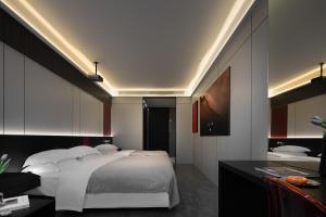 a bedroom with two beds and a desk in it at Enji M Hotel-Chongqing Shapingba High-speed Railway Station Three Gorges Square in Chongqing