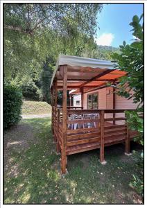 Camping Happy Pyrénées外面的花园