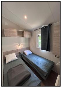 Camping Happy Pyrénées客房内的一张或多张床位