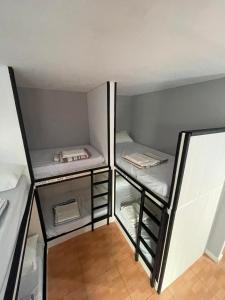pokój z 3 łóżkami piętrowymi w obiekcie Hego Haize Zarautz Hostel w mieście Zarautz +10 zdjęć