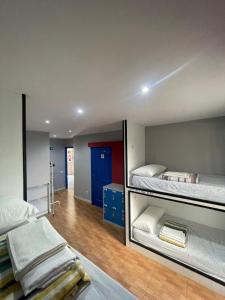 pokój z dwoma łóżkami piętrowymi w obiekcie Hego Haize Zarautz Hostel w mieście Zarautz
