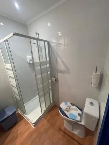 łazienka z przeszkloną kabiną prysznicową i toaletą w obiekcie Hego Haize Zarautz Hostel w mieście Zarautz