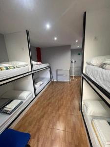 Łóżko lub łóżka w pokoju w obiekcie Hego Haize Zarautz Hostel