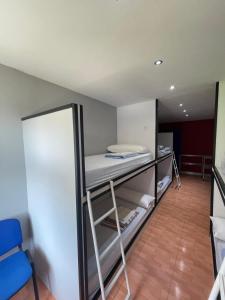 Łóżko lub łóżka w pokoju w obiekcie Hego Haize Zarautz Hostel