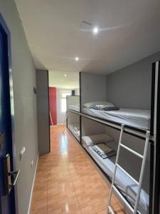 Łóżko lub łóżka w pokoju w obiekcie Hego Haize Zarautz Hostel