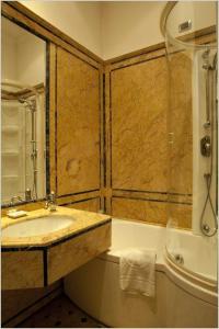 bagno con lavandino e doccia di Hotel Villa San Pio a Roma