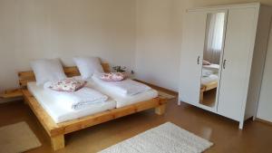 Postel nebo postele na pokoji v ubytování Ferienwohnung & Gästezimmer Rixner