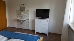 Postel nebo postele na pokoji v ubytování Ferienwohnung & Gästezimmer Rixner