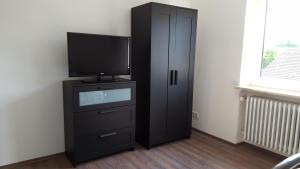 TV a/nebo společenská místnost v ubytování Ferienwohnung & Gästezimmer Rixner