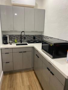 Η κουζίνα ή μικρή κουζίνα στο Guest house in Miami