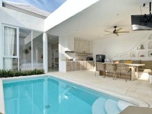 Πισίνα στο ή κοντά στο VON Hideaway Villa by Maheswara
