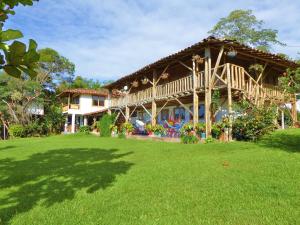 ein Haus mit einem großen Garten davor in der Unterkunft Finca El Cielo in San Agustín