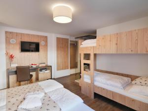 A bed or beds in a room at Hotel Venetblick