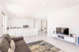 Dapur atau dapur kecil di Beeliar Family Home