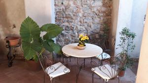 A seating area at Antico Ormeggio