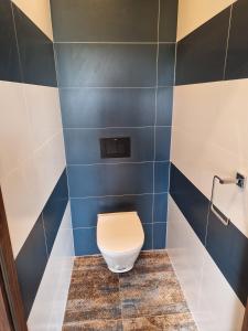 Ένα μπάνιο στο LuxDomki +3 φωτογραφίες