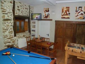 a living room with a pool table and a tv at Alborada in Sequeros