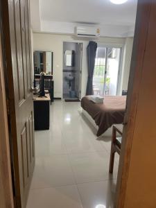 a hotel room with a bed and a bathroom at สุวรรณภูมิอพาร์ทเม้นท์ in Suvarnabhumi Airport