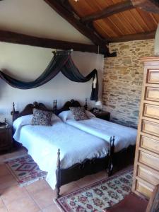 a bedroom with a large bed in a room at Casa Grande de Anllo in Sistallo