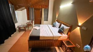Postel nebo postele na pokoji v ubytování Manali Curve Resort