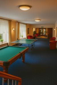Ośrodek Wczasowy Mega - pokoje przy promenadzie في كولوبرزيغ: صف طاولات البلياردو في الغرفة