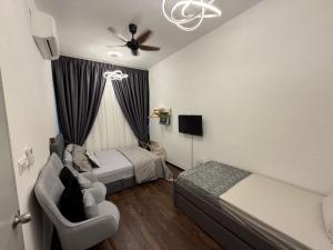 1 dormitorio con cama, sofá y ventilador en Little Heaven Homestay Nilai, en Nilai