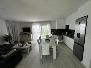 eine Küche und ein Wohnzimmer mit Tisch und Stühlen in der Unterkunft Villa Ocean View2,Vollausstattung,Pool,Meerblick,Top-Lage in Razvala