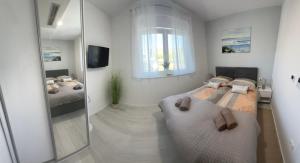 1 Schlafzimmer mit 2 Betten und einer ebenerdigen Dusche in der Unterkunft Villa Ocean View2,Vollausstattung,Pool,Meerblick,Top-Lage in Razvala + 6 Fotos