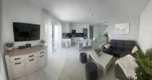 ein Wohnzimmer mit Sofa und Tisch in der Unterkunft Villa Ocean View2,Vollausstattung,Pool,Meerblick,Top-Lage in Razvala