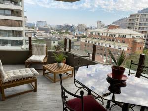Winery Home Apartment في سانتياغو: شرفة مطلة على المدينة