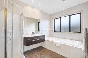 Un baño de Spacious Family Oasis