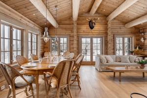 Un comedor con mesa y sillas en Trysilfjell 25 by Vacation Trysil, en Trysil