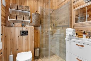 Un baño con ducha, inodoro y lavabo. en Trysilfjell 25 by Vacation Trysil, en Trysil 31 fotos más