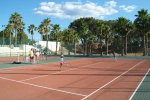 Εγκαταστάσεις για τένις ή/και σκουός στο Residence La Palmeraie ή εκεί κοντά