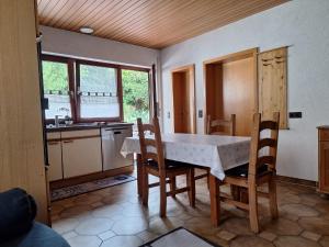 a kitchen with a table and chairs in a room at Ferienwohnung am Backhaus 3 in Weimar