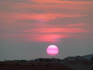 Východ nebo západ slunce při pohledu z apartmánu nebo okolí