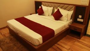 Katil atau katil-katil dalam bilik di Achyutam By IKA Hotels +8 gambar