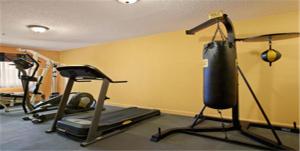 Fitness centrum a/nebo fitness zařízení v ubytování Royalton Inn & Suites Upper Sandusky