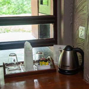 Riverside Springs Resort的咖啡和沏茶工具