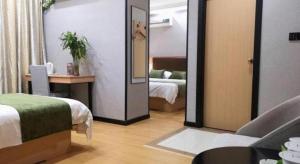Postel nebo postele na pokoji v ubytování GreenTree Inn Yixing Zhangzhu Express Hotel