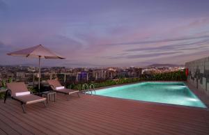 Piscina de la sau aproape de Hilton Garden Inn Mumbai International Airport