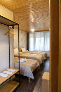Postel nebo postele na pokoji v ubytování Lastili Inn Hotel