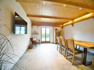 Un comedor con techo de madera. en FeWo Weinbuch, en Bischofswiesen 20 fotos más